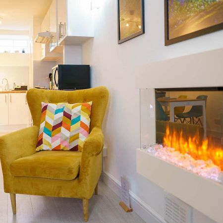 Pass The Keys Modern 2 Bed Flat Overlooking Aberaeron Harbour Exterior photo
